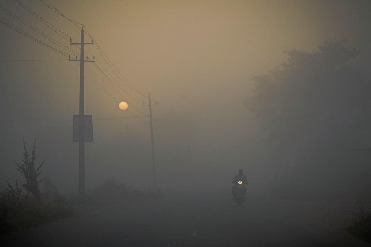 According to the Metrological department, the visibility in Palam was recorded at 0 metres at 4.30 am while the visibility at Safdarjung is currently at 200 metres (Pic/AFP)